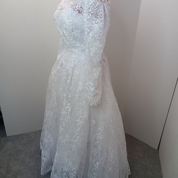 Elegant White Lace Off-Shoulder Dress - Picture 2 of 10
